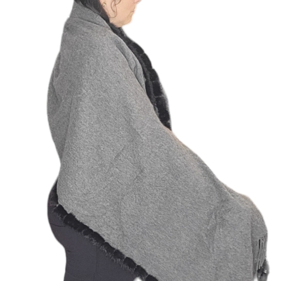 MITCHIE'S 90% Wool & 10% Cashmere Wrap with MINK Fur - Picture 3 of 13